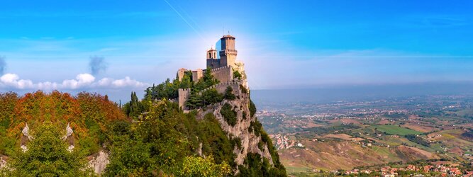 Trip Salzburg Urlaubsdestination - San Marino – Hol ihn dir – den heißbegehrten Einreise-Stempel von San Marino. Nimm deinen Reisepass, besuche die örtliche Tourismusbehörde, hier wird die kleine Trophäe in dein Reisedokument gestempelt, es sieht gut aus und ist eine supertolle Urlaubserinnerung. Dieses neue Trendy-Reiselust-Souvenir passt ausgezeichnet zu den anderen außergewöhnlichen Stempeln deiner vergangenen Reisen. San Marino ist ein sehr interessanter Zwergstaat, eine Enklave, vollständig von Italien umgeben, eine der ältesten bestehenden Republiken und eines der reichsten Länder der Welt. Die beliebtesten Orte für Ferien in San Marino, locken mit besten Angebote für Hotels und Ferienunterkünfte mit Werbeaktionen, Rabatten, Sonderangebote für San Marino Urlaub buchen.