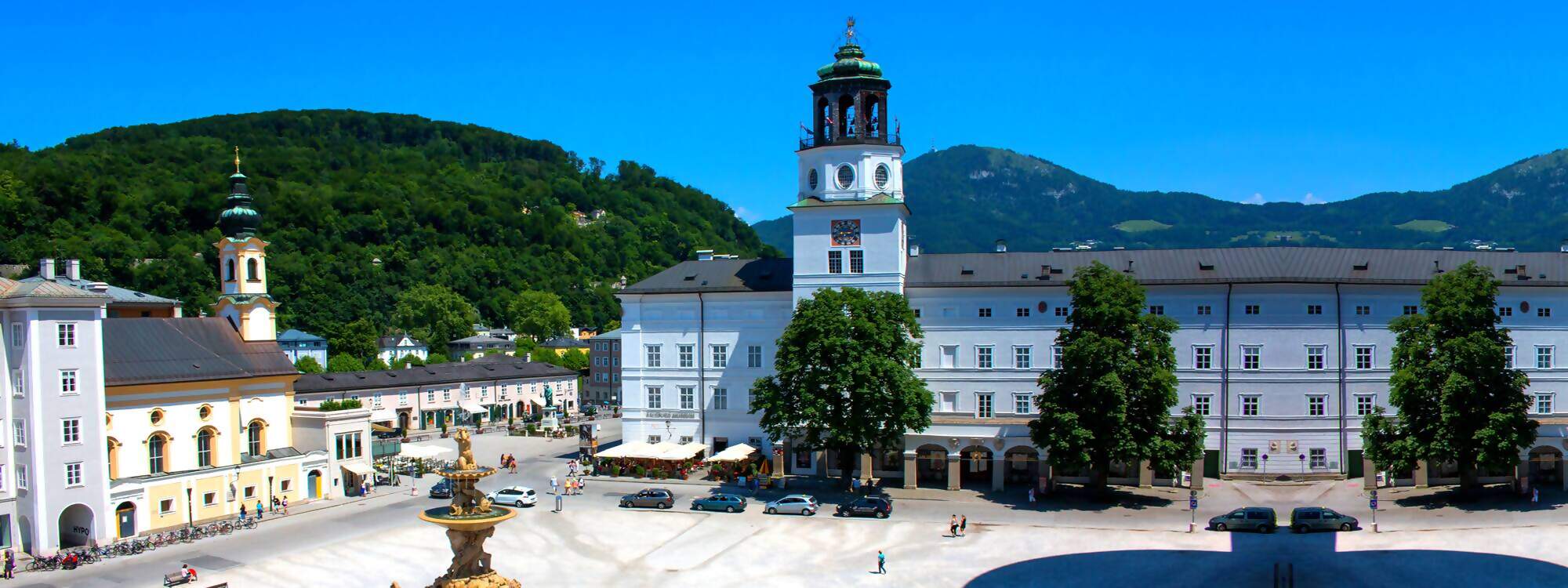 Der Residenzplatz in der Altstadt von Salzburg in Österreich